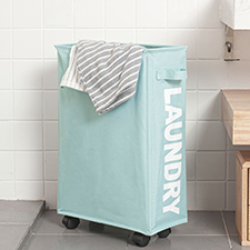 Classic laundry hamper with wheels